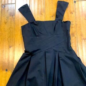 CALVIN KLEIN BLACK SLEEVELESS DRESS.